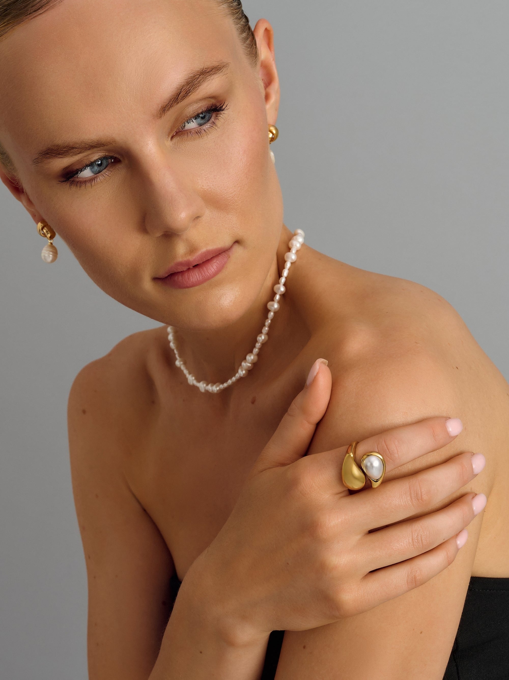 Cuff Ring with Pearl in Gold One Size