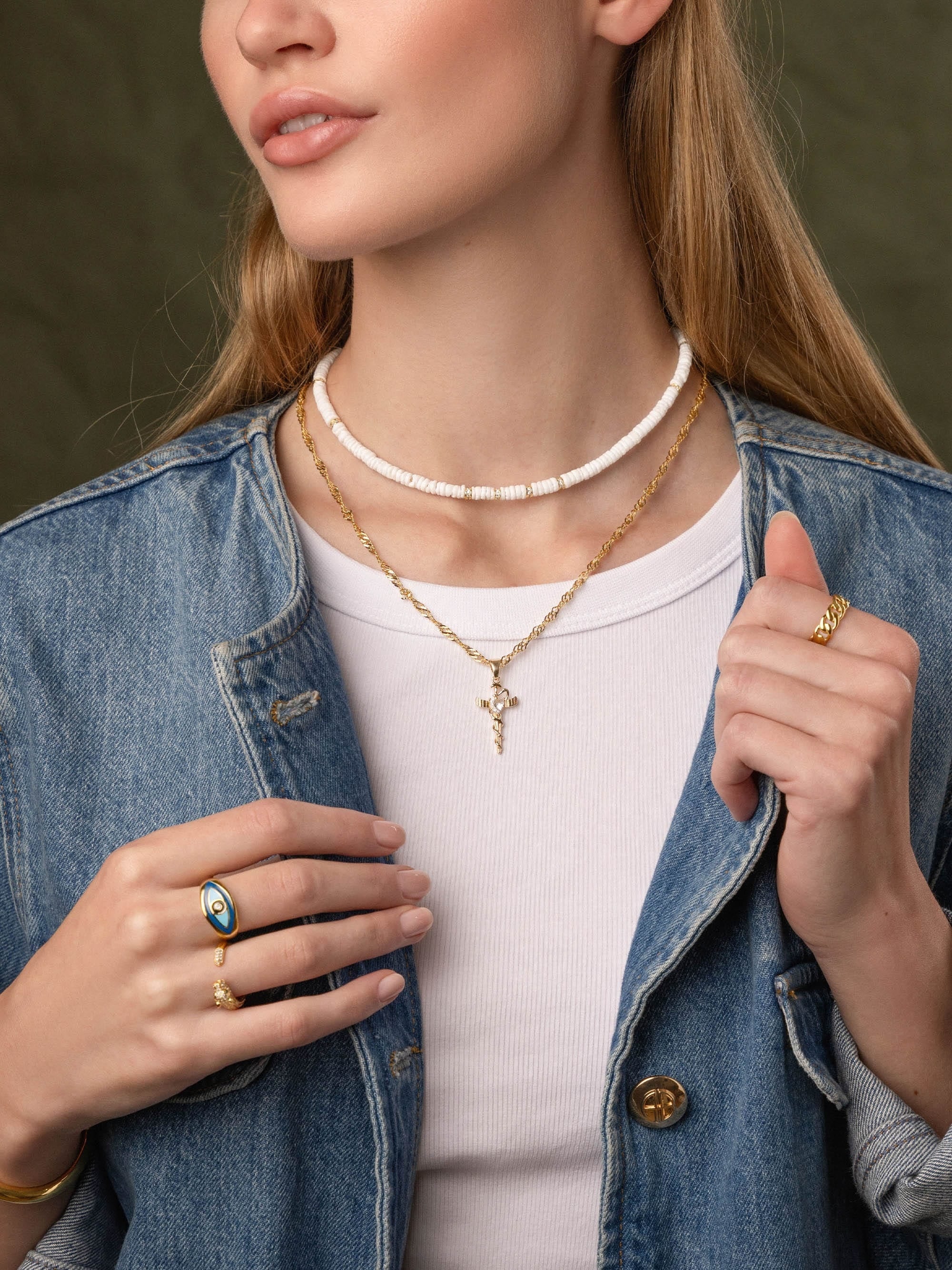 Women'S Shell Necklace With Gold Details