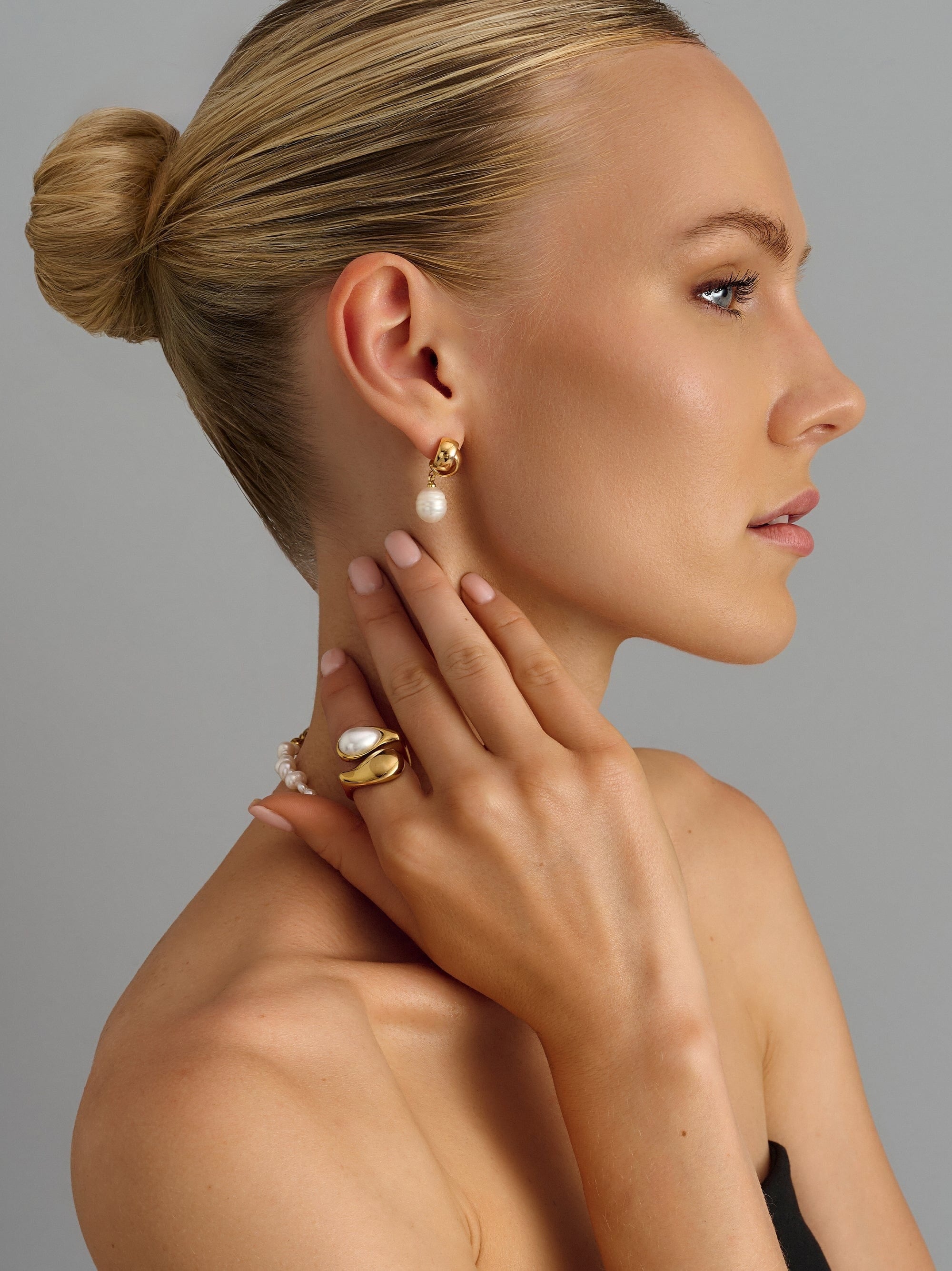 Cuff Ring with Pearl in Gold One Size